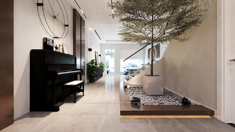 Nội thất của nhà được thiết kế để tạo nên một cảnh quan thiên nhiên với việc đặt một chậu cây xanh dưới cầu thang.
